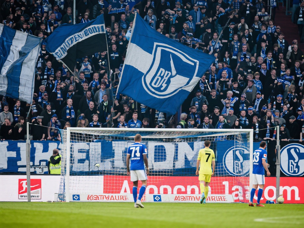 “北大王”汉堡历经7年磨砺,终获升级重返德甲,宽恕与荣耀并存! 汉堡足球俱乐部曾是德甲的常青树,作为唯一