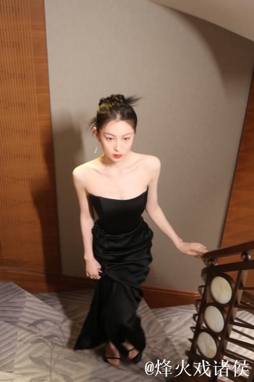 李嘉鑫现身大眼杯表彰小会造型吸睛